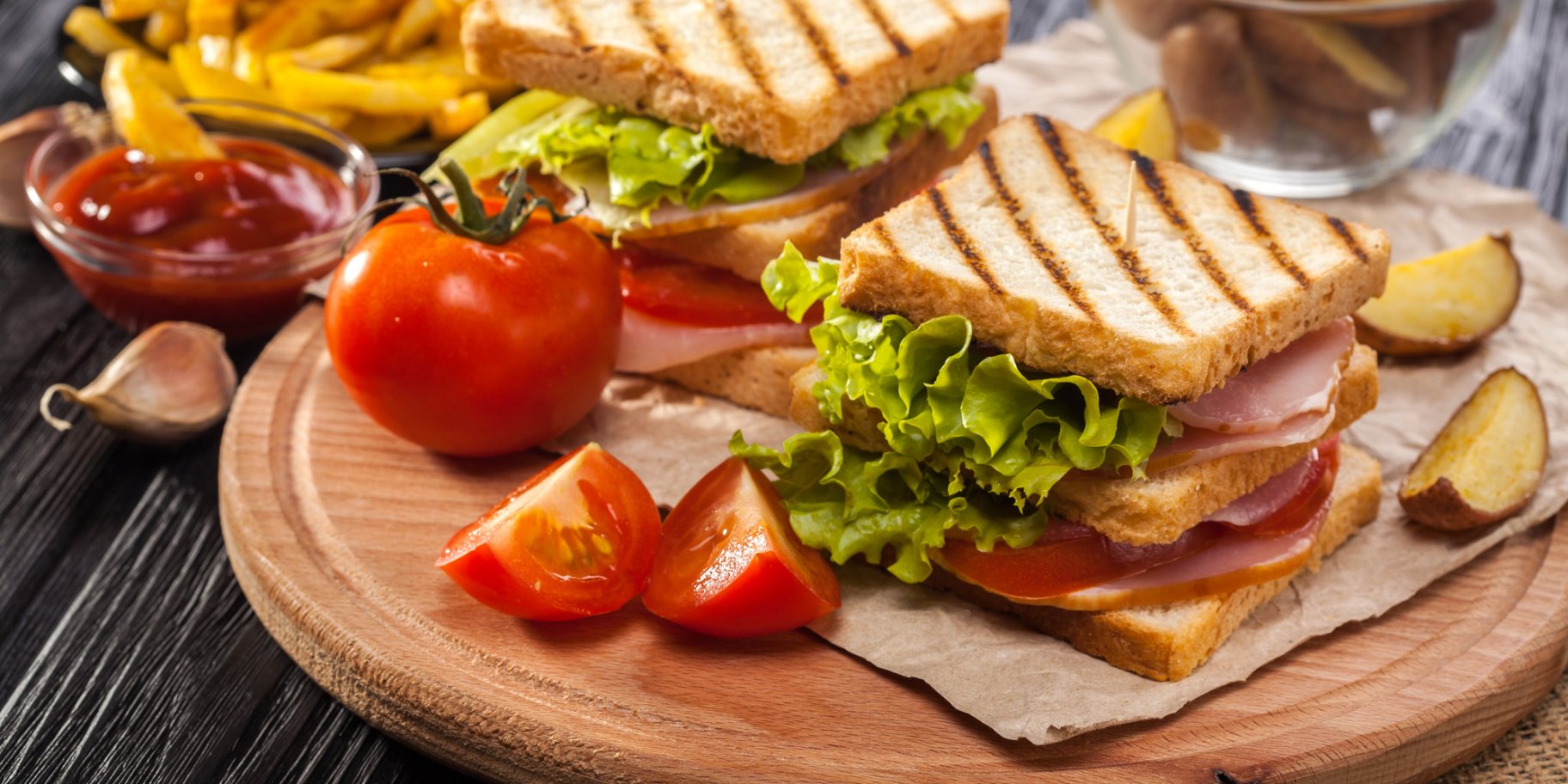 Сендвіч з шинкою із соусом