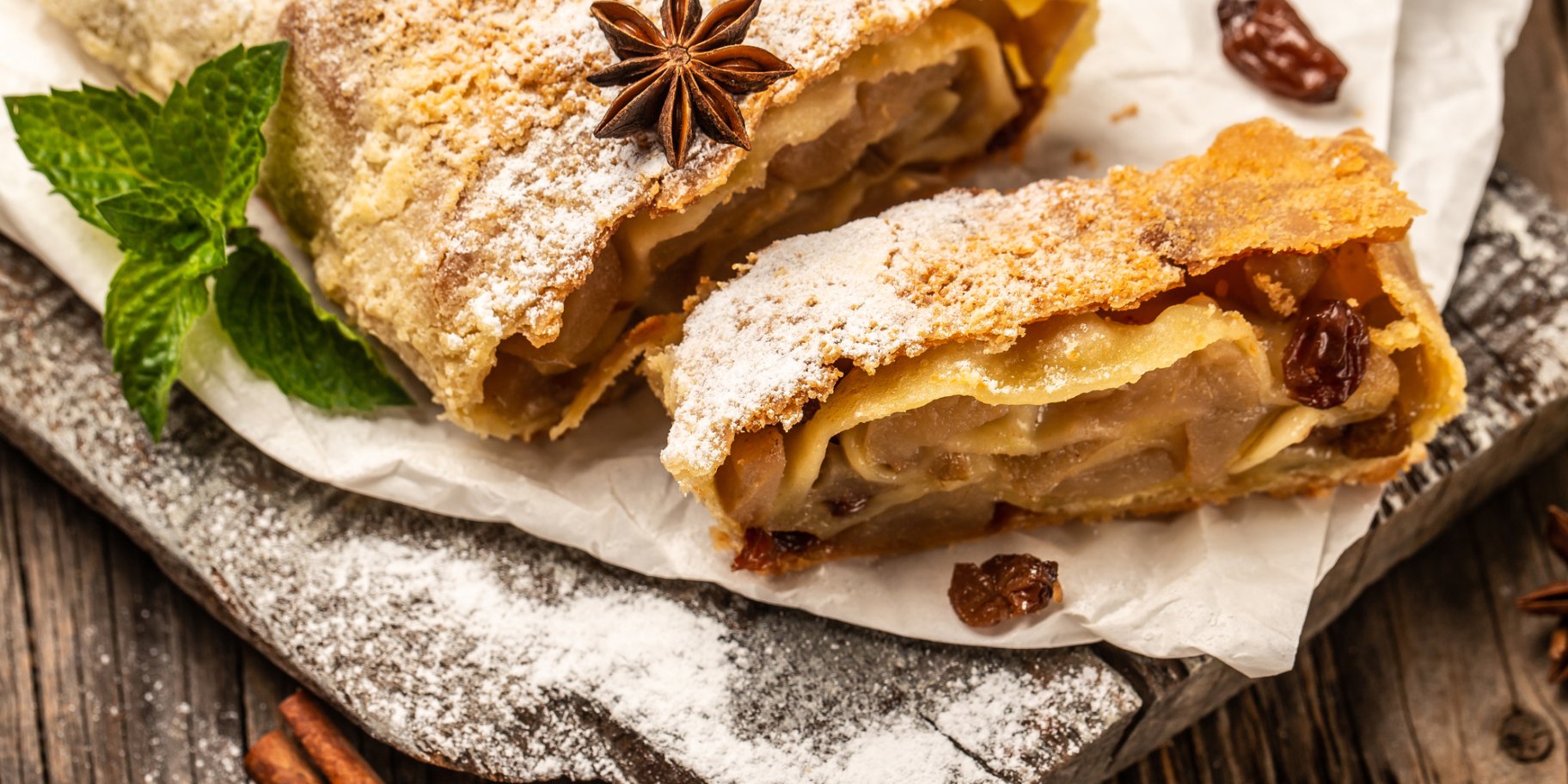 Штрудель з яблуками та корицею