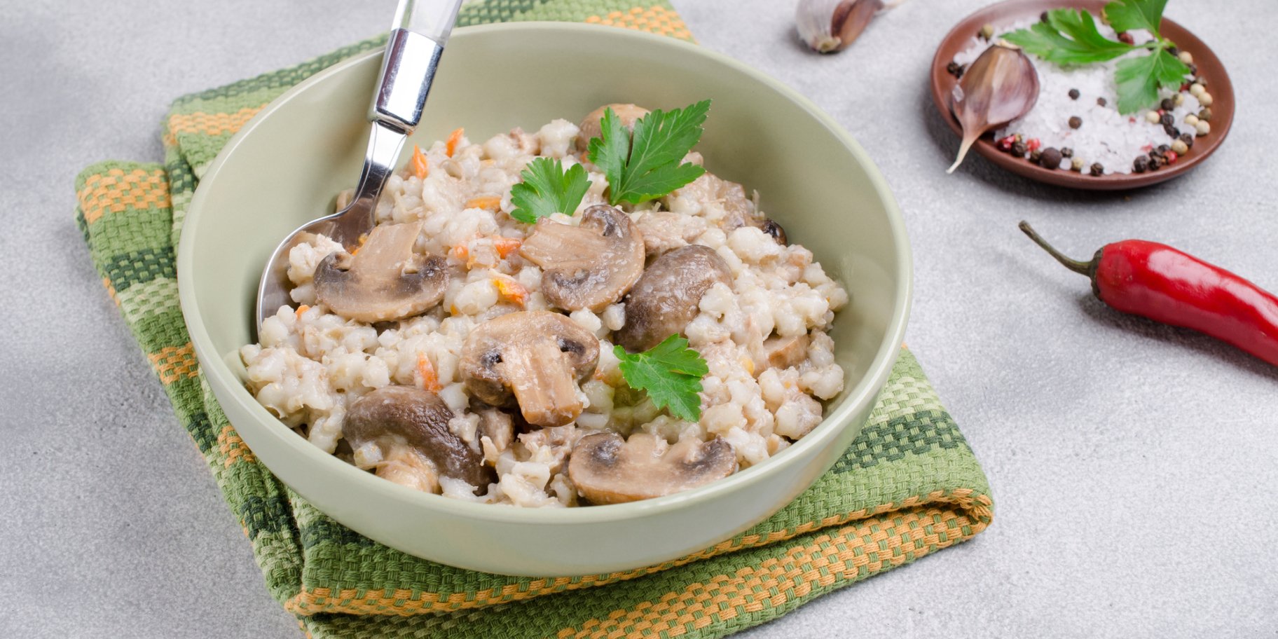 Перловая каша с мясом, грибами и овощами