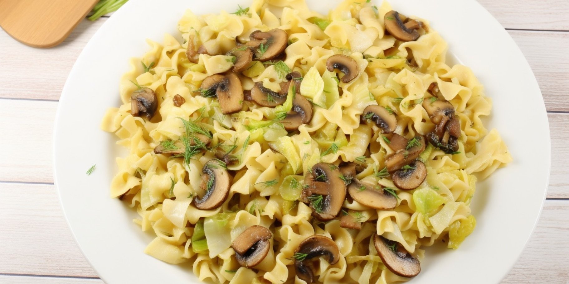 Макарони з молодою капустою і грибами