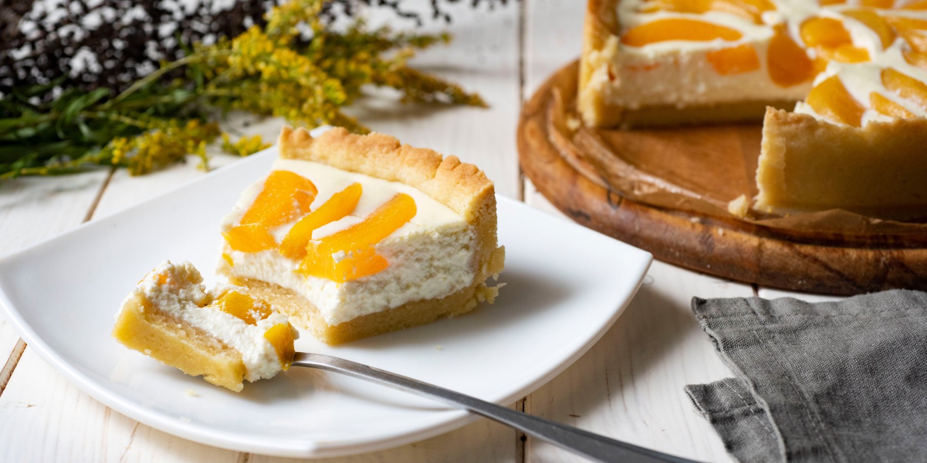 Тарт з консервованими персиками і фісташковим кремом