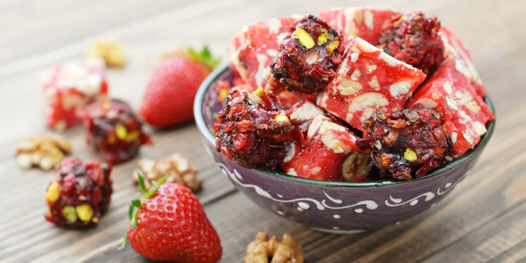 Полуничний рахат-лукум з горіхами