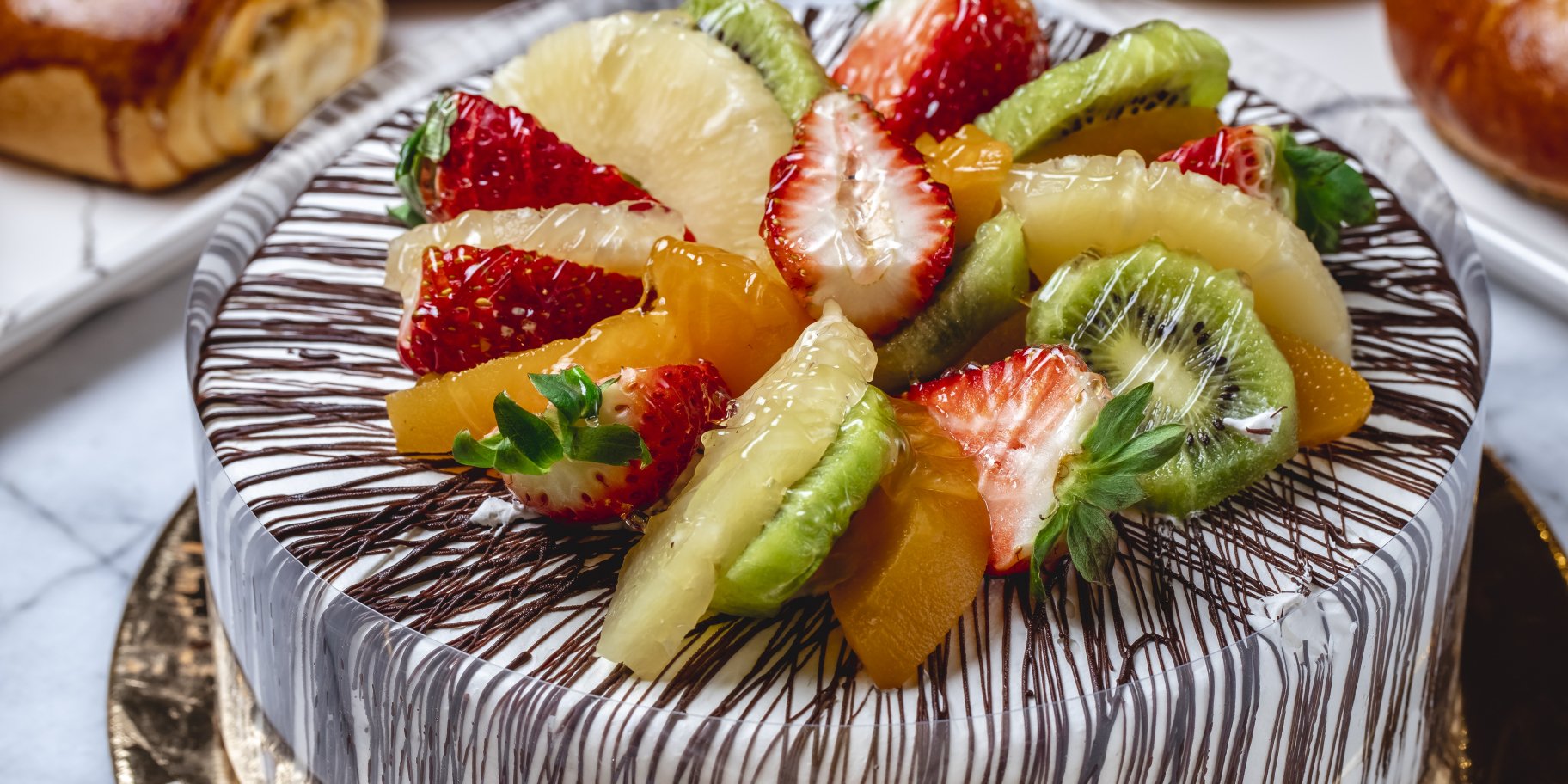 Новорічний торт з ківі, ананасами та полуницею