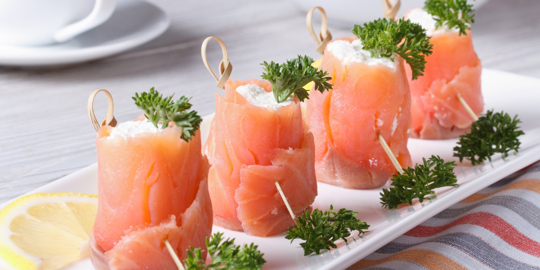 Рулетики з лосося з сиром