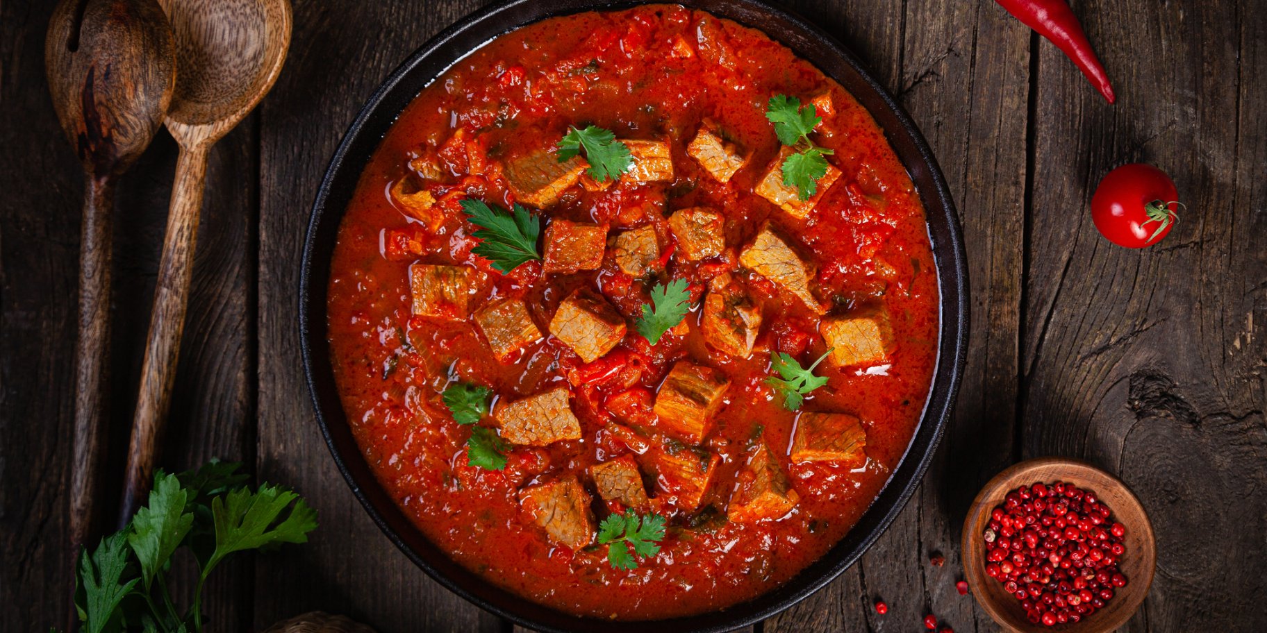 Мясо в томатном соусе с овощами