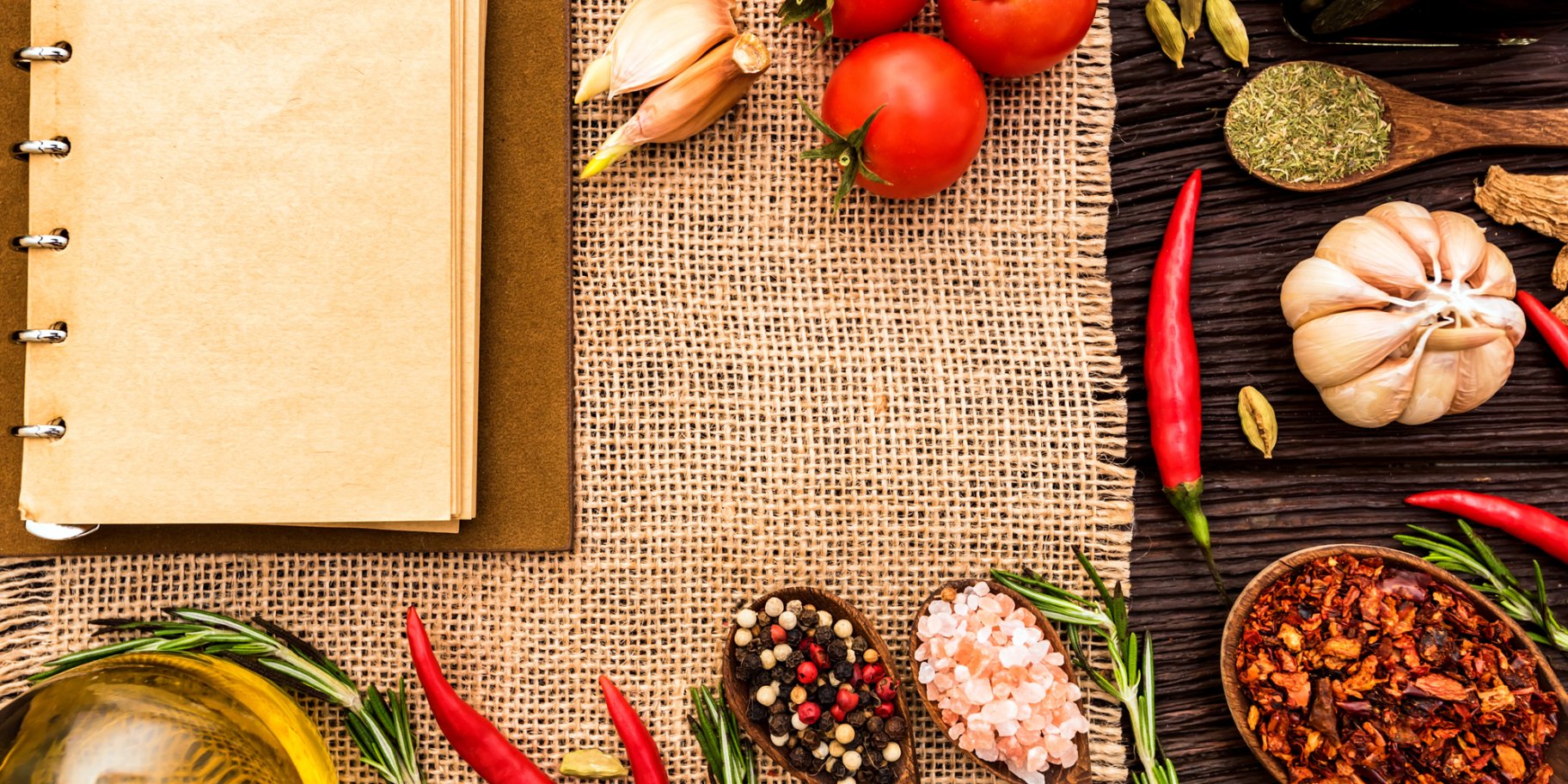 овочі, спеціїї, кулінарна книга на столі