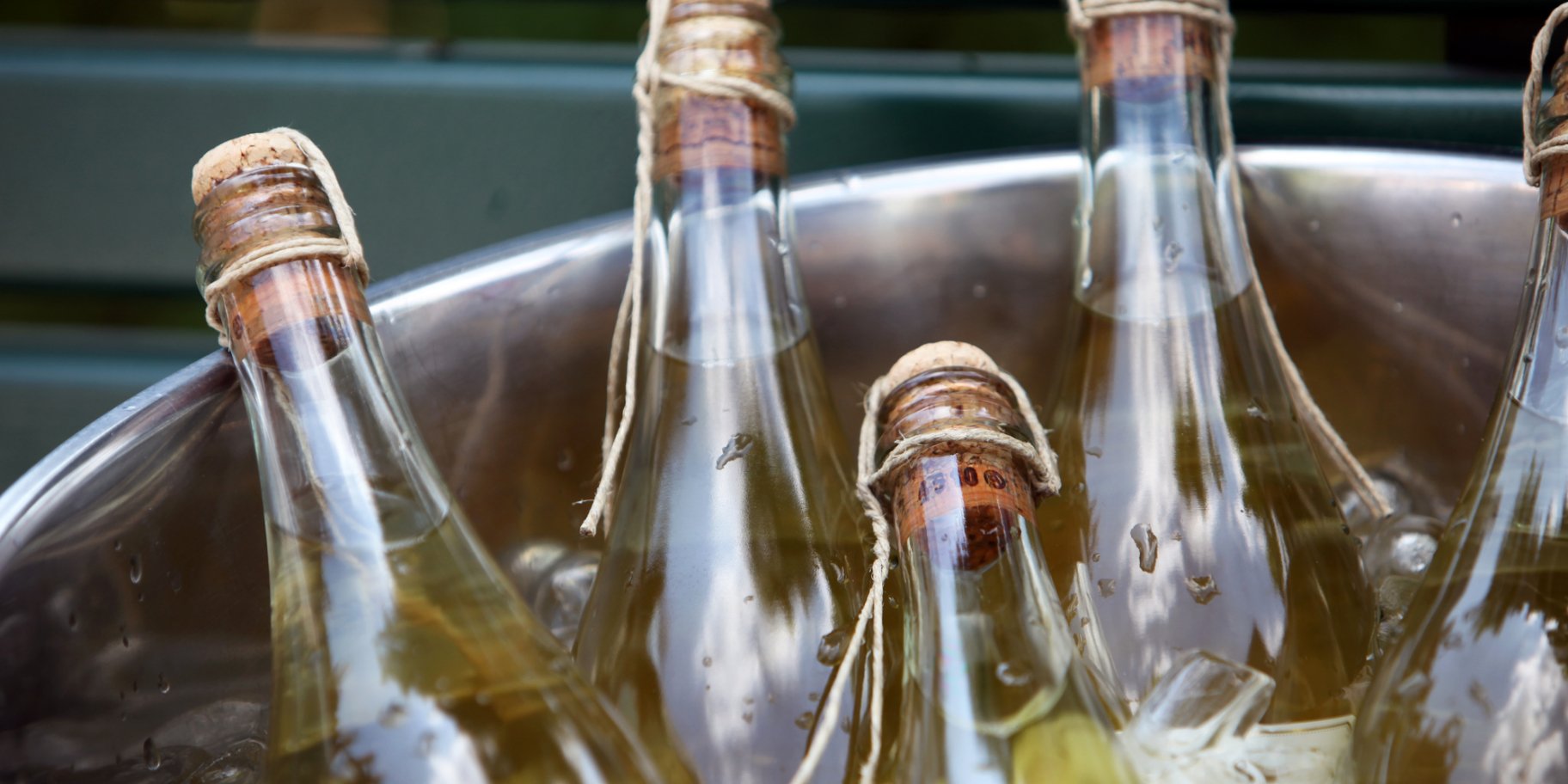 Бутылки с шампанским охлаждаются в ведре со льдом