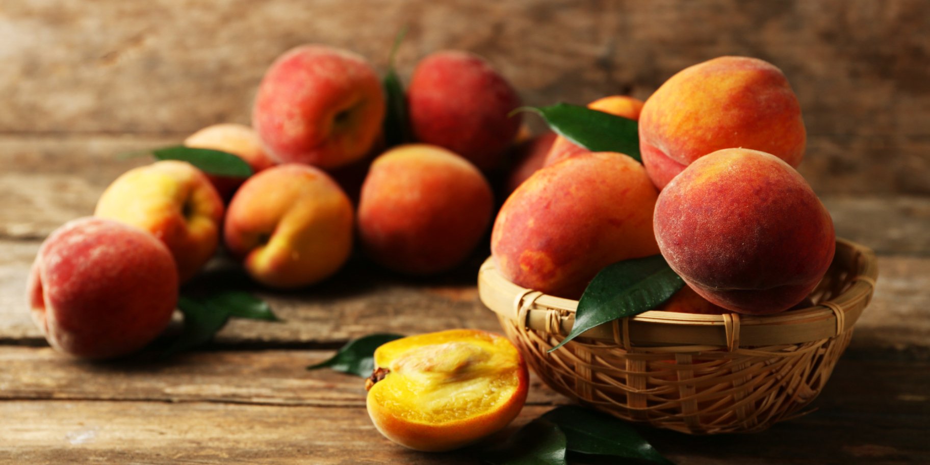 Персики на столі