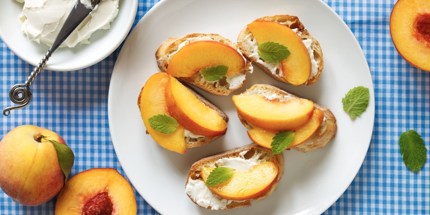тости з персиками та мʼяким сиром