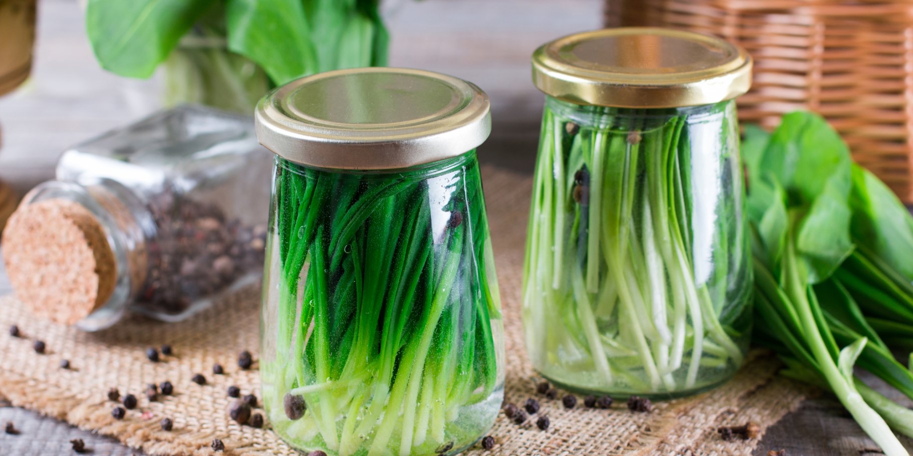 Смачний маринований молодий часник