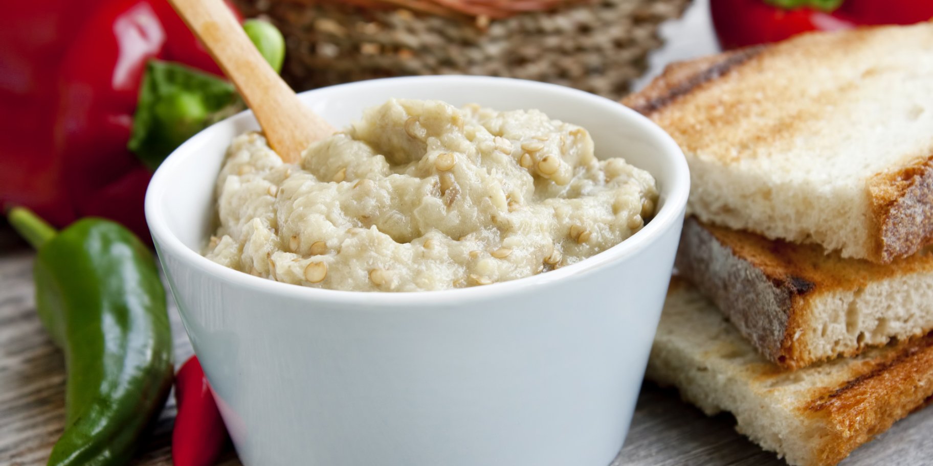 Намазка з баклажанів, яєць і сиру