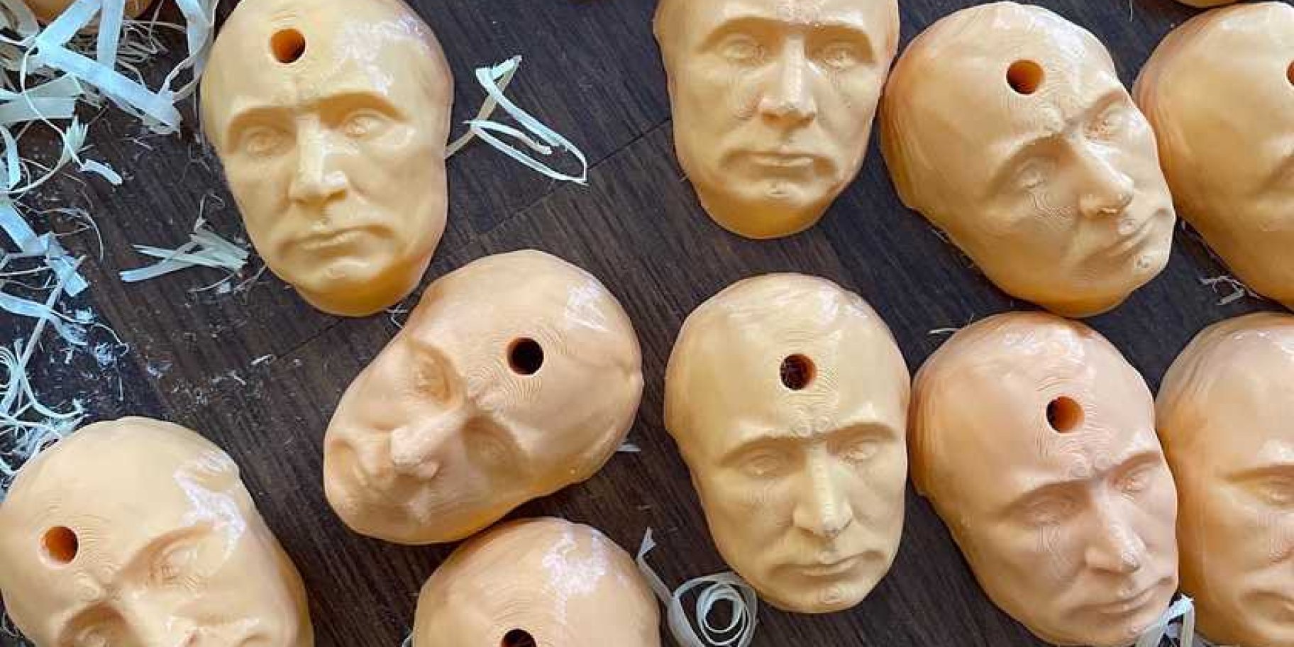 Кришки у вигляді простріленої голови володимира путіна