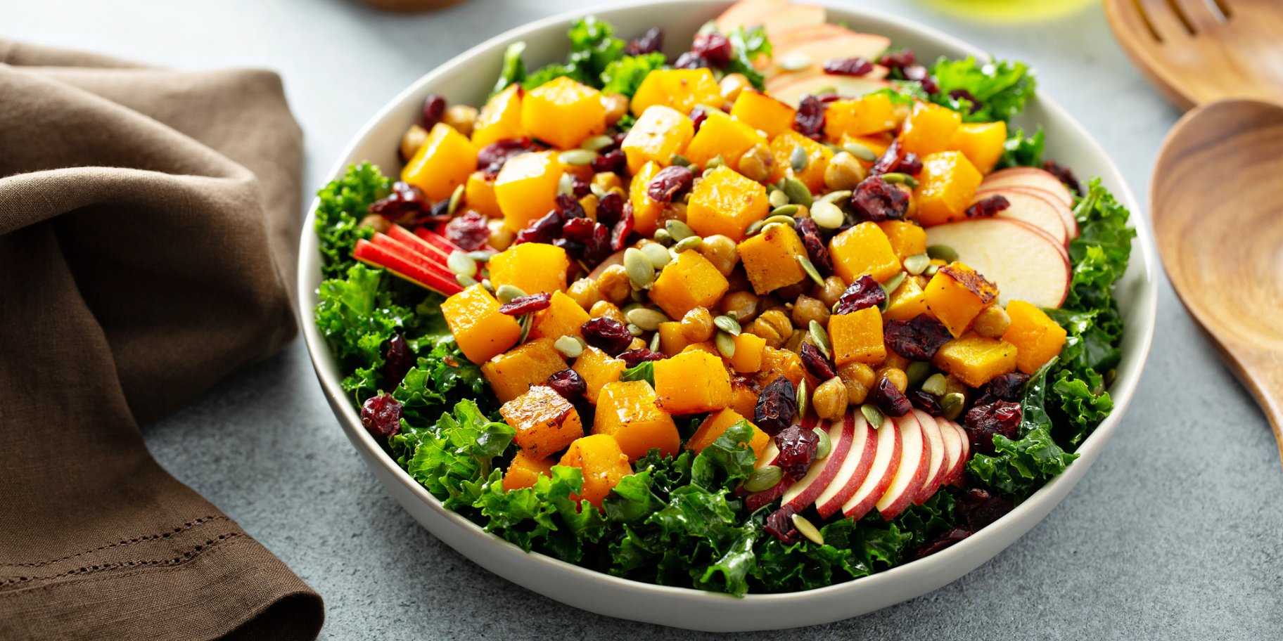 Осінній салат з нутом і яблуками