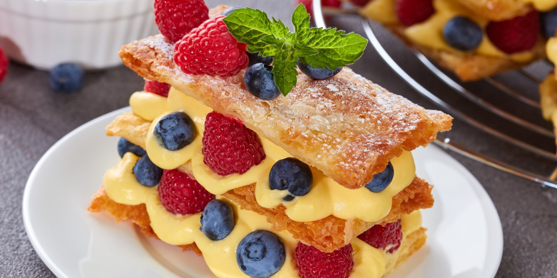 Торт з листкового тіста з ягодами і кремом