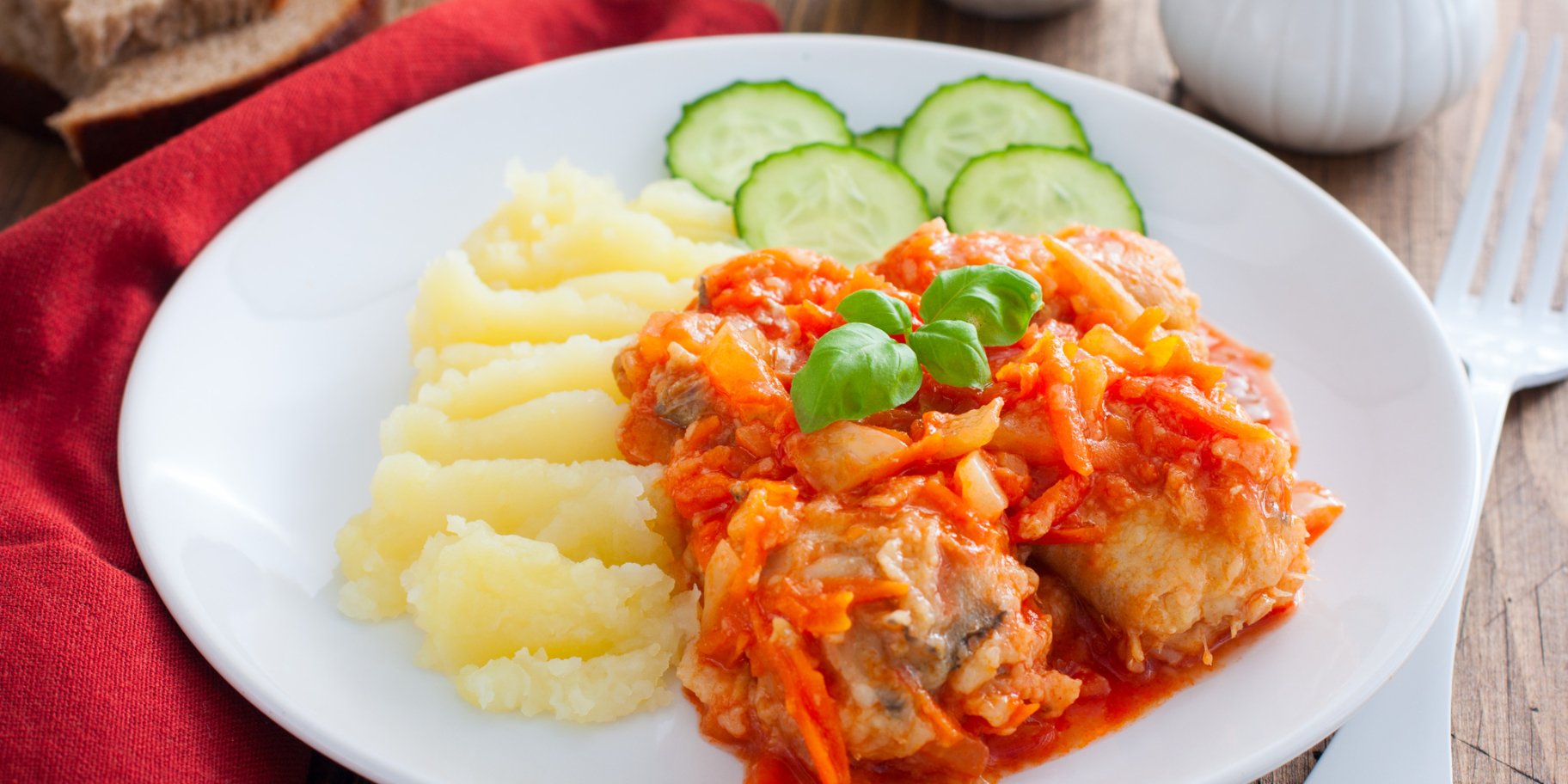 Риба під овочами з картопляним пюре