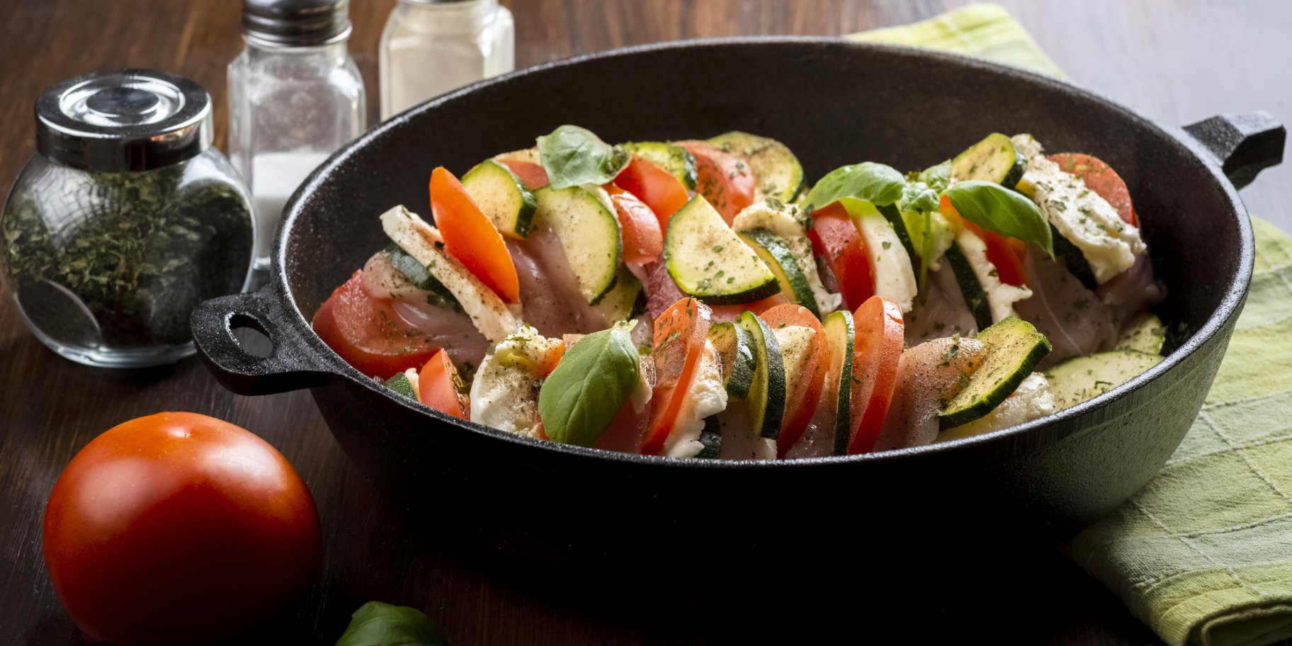 Курка з овочами у великій сковороді