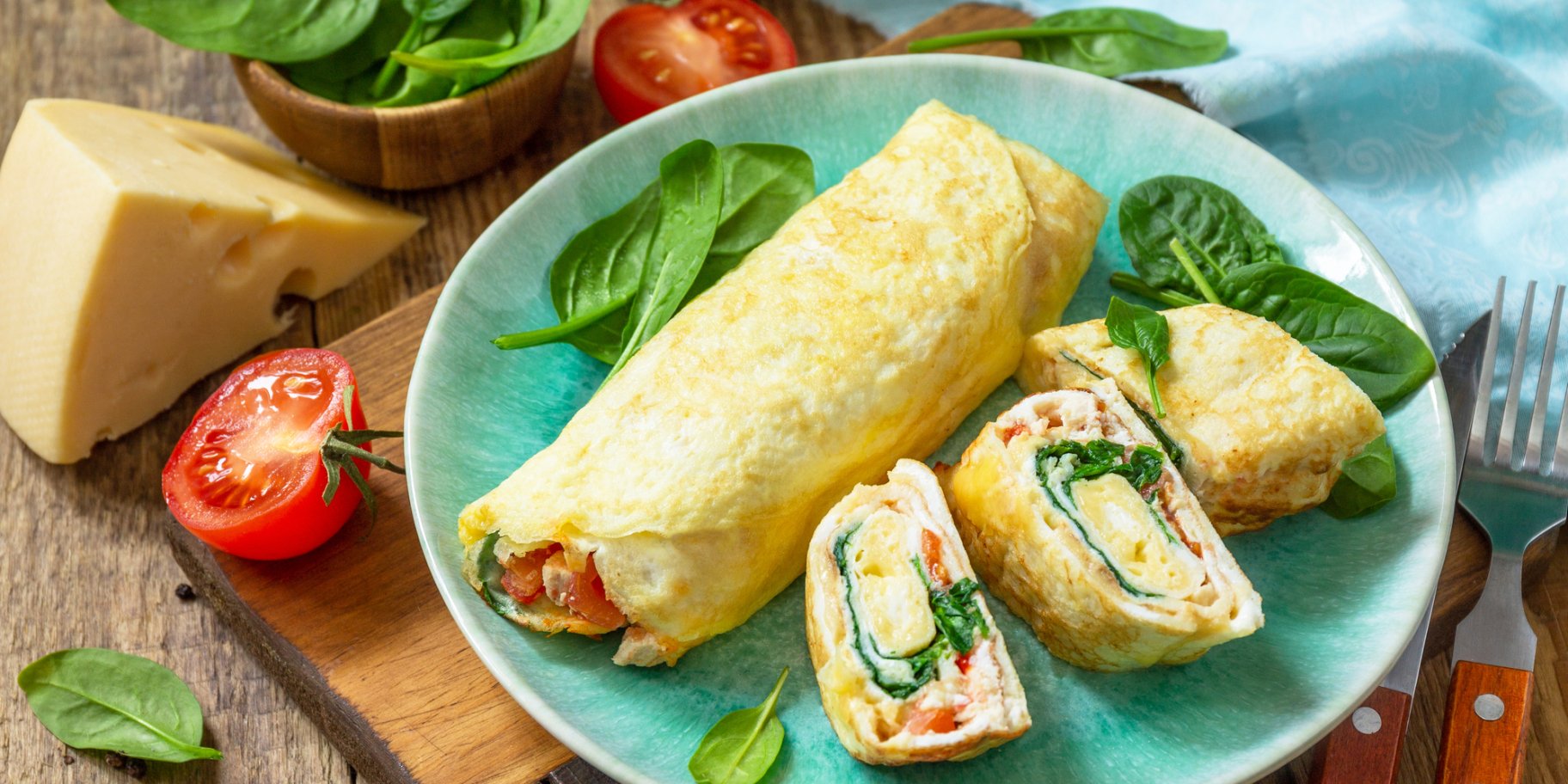 Омлет з начинкою у рулеті