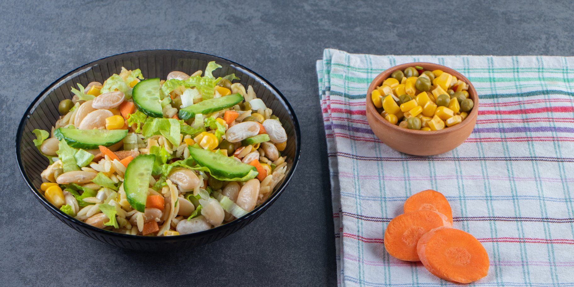 Салат з овочами та квасолею