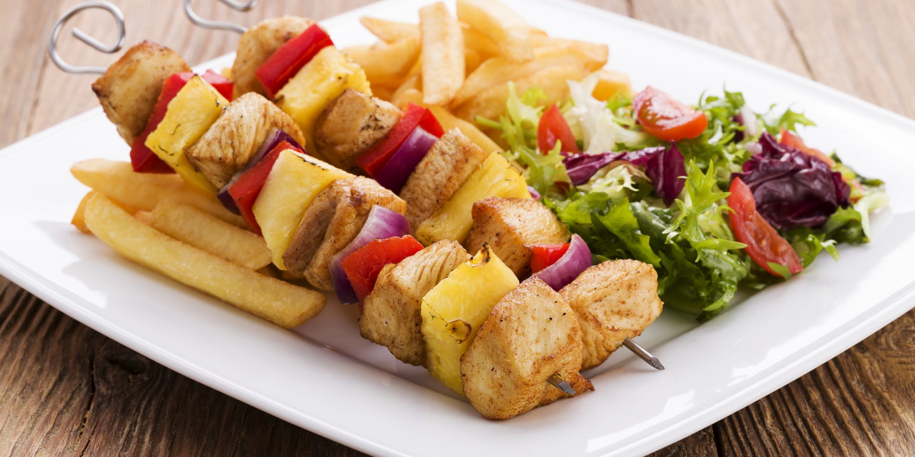 Курятина з ананасами на шпажках