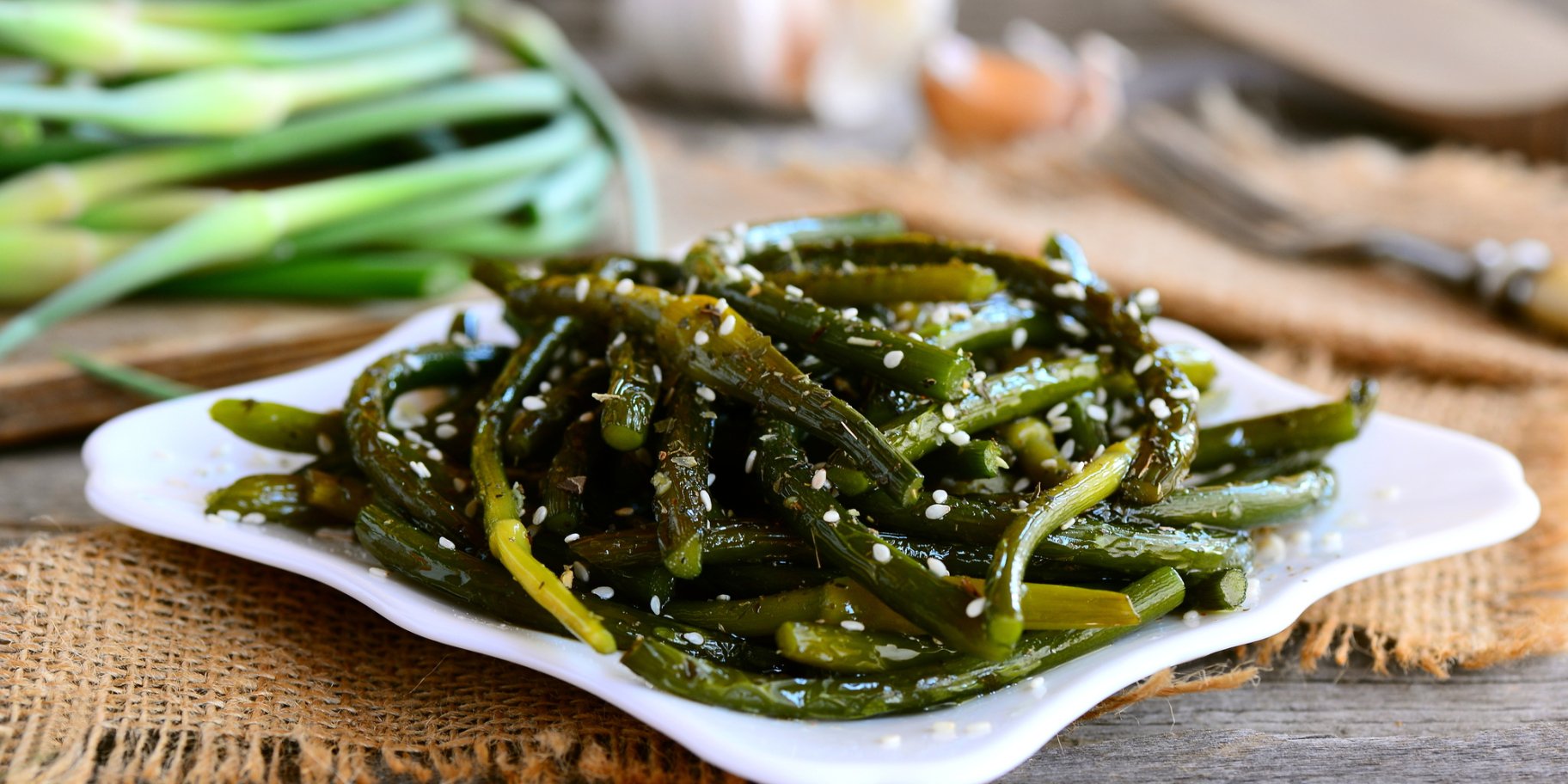 Жареные чесночные стрелки — рецепт