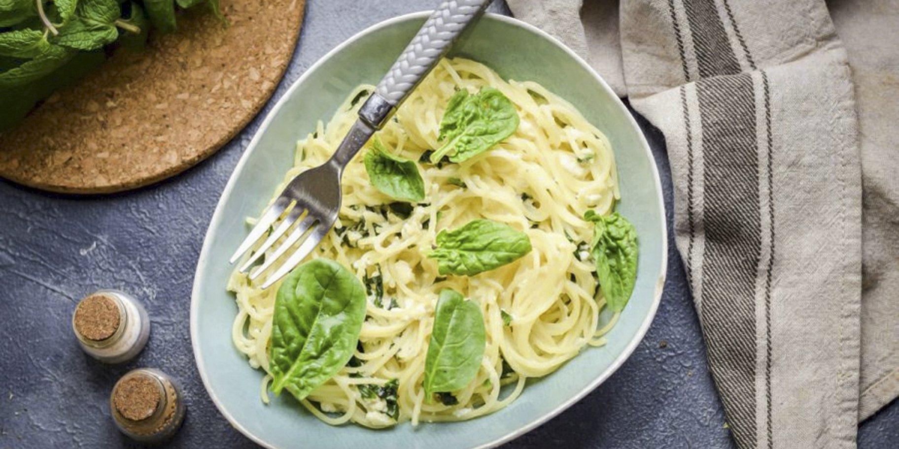 Спагеті з сиром і шпинатом
