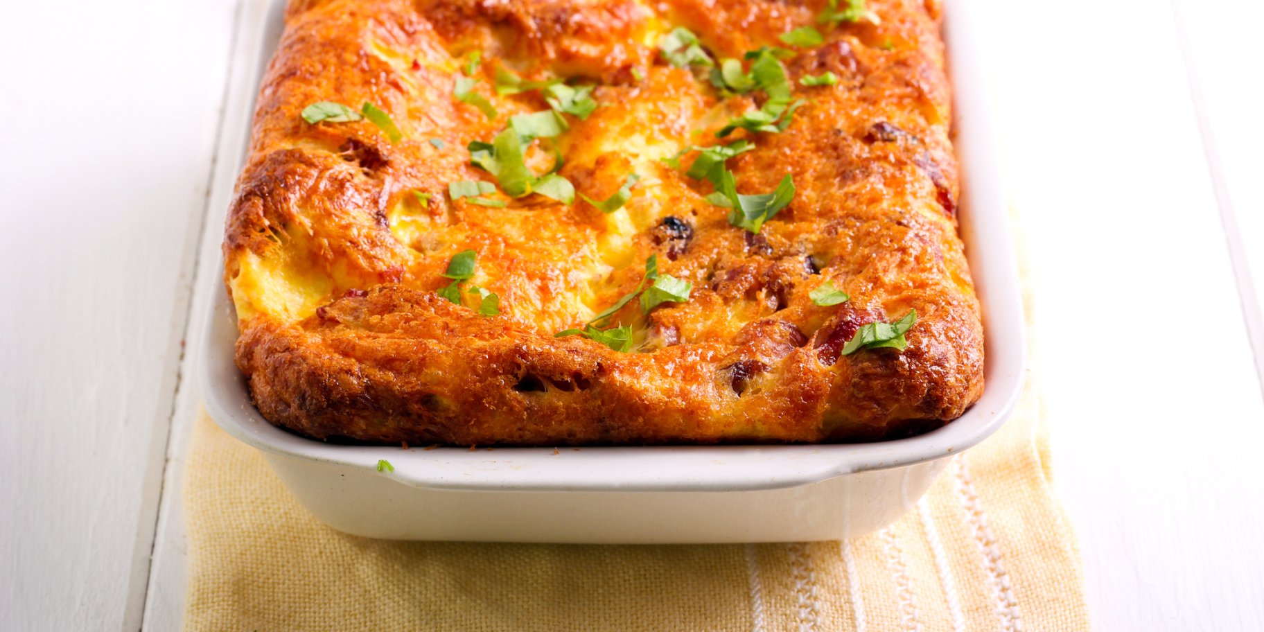 Яєчна запіканка з сосисками