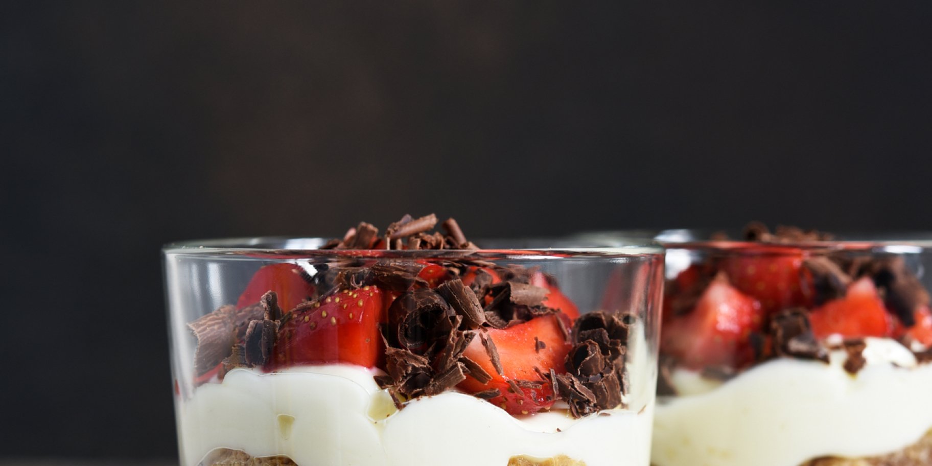 Десерт з полуницею і кремом