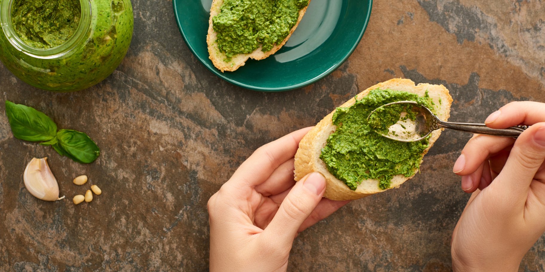 Соус песто и хлеб