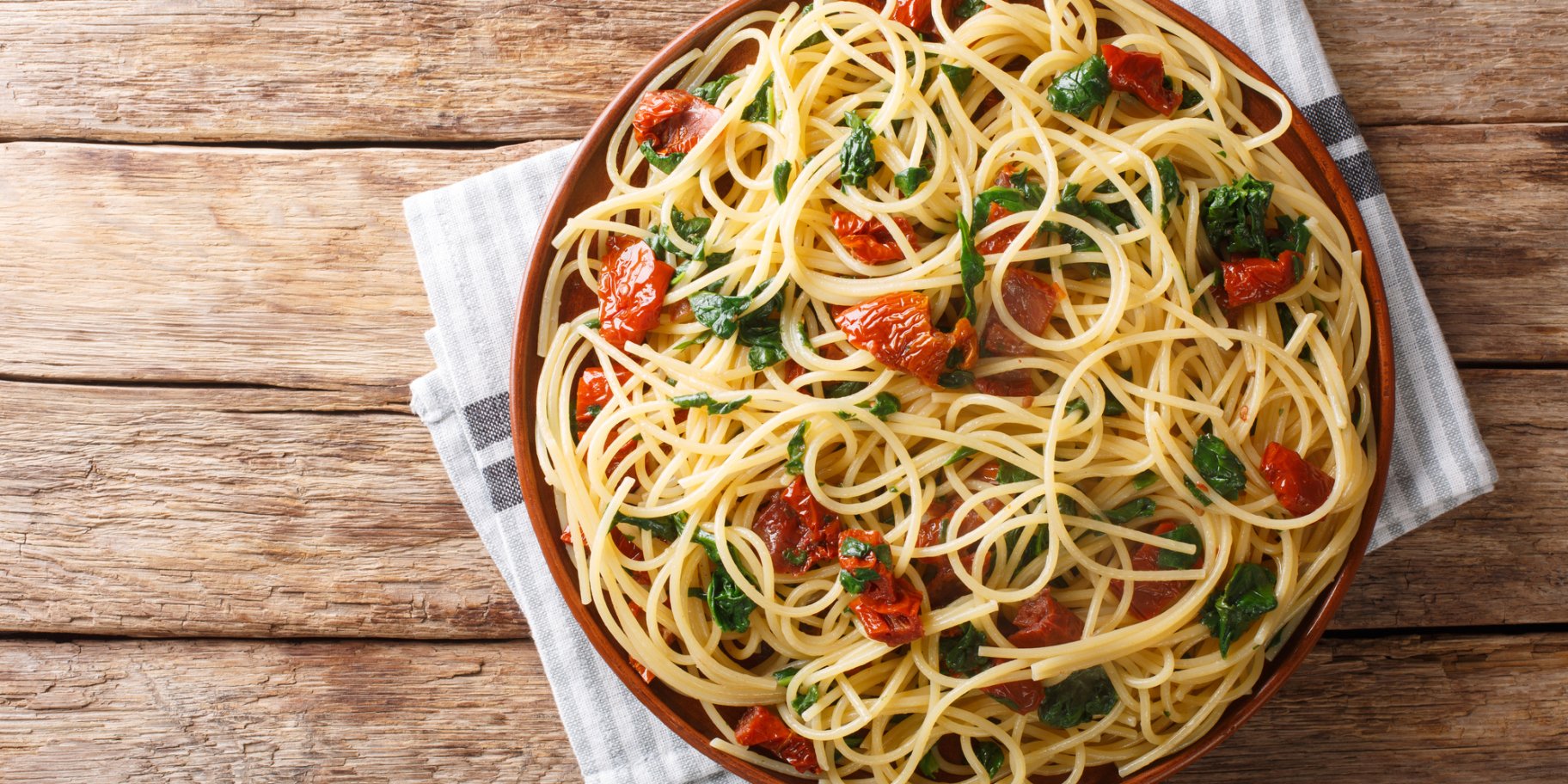 Спагеті з в’яленими томатами і пармезаном