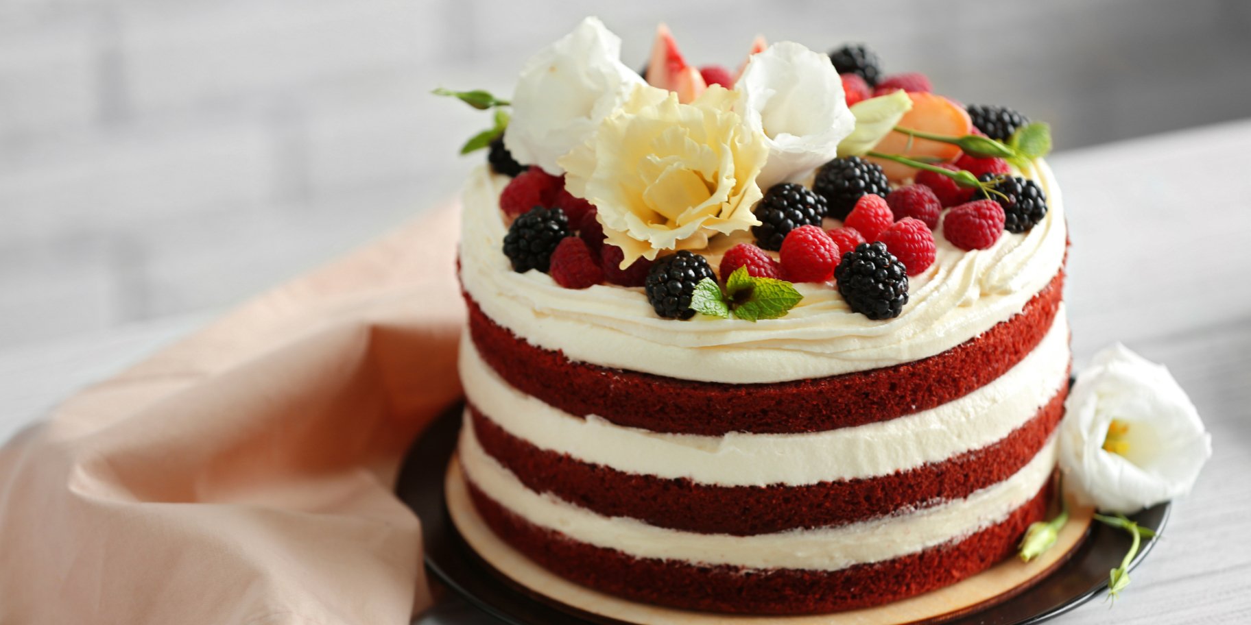 Бісквітний торт зі свіжими ягодами
