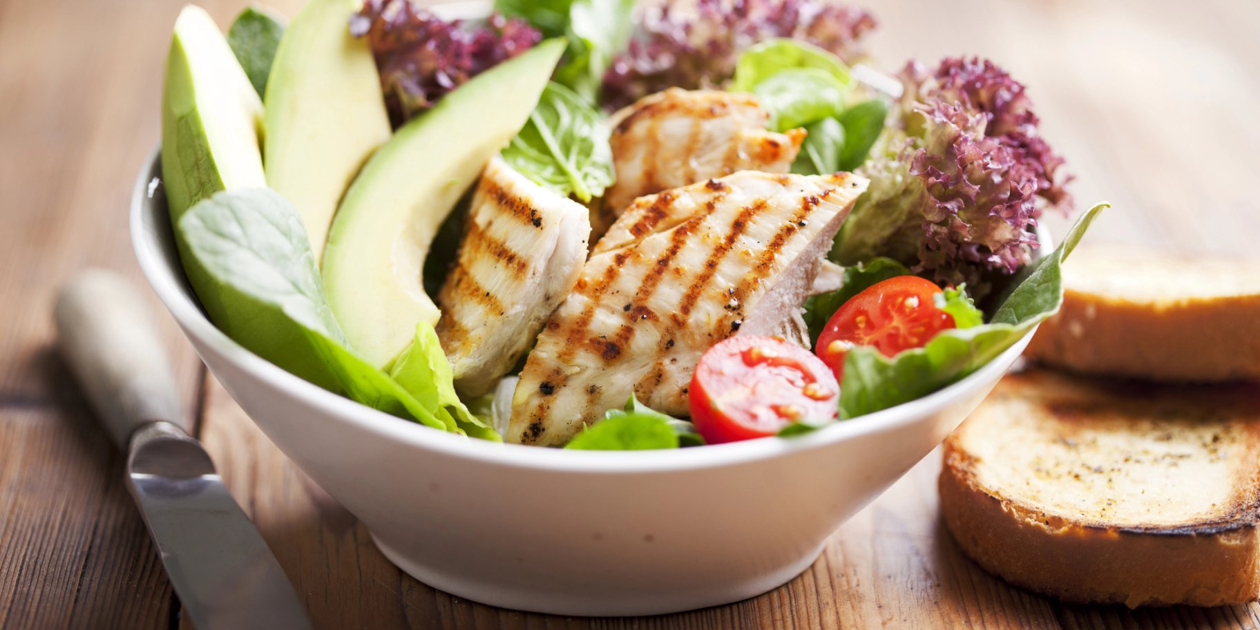 Салат з куркою та авокадо