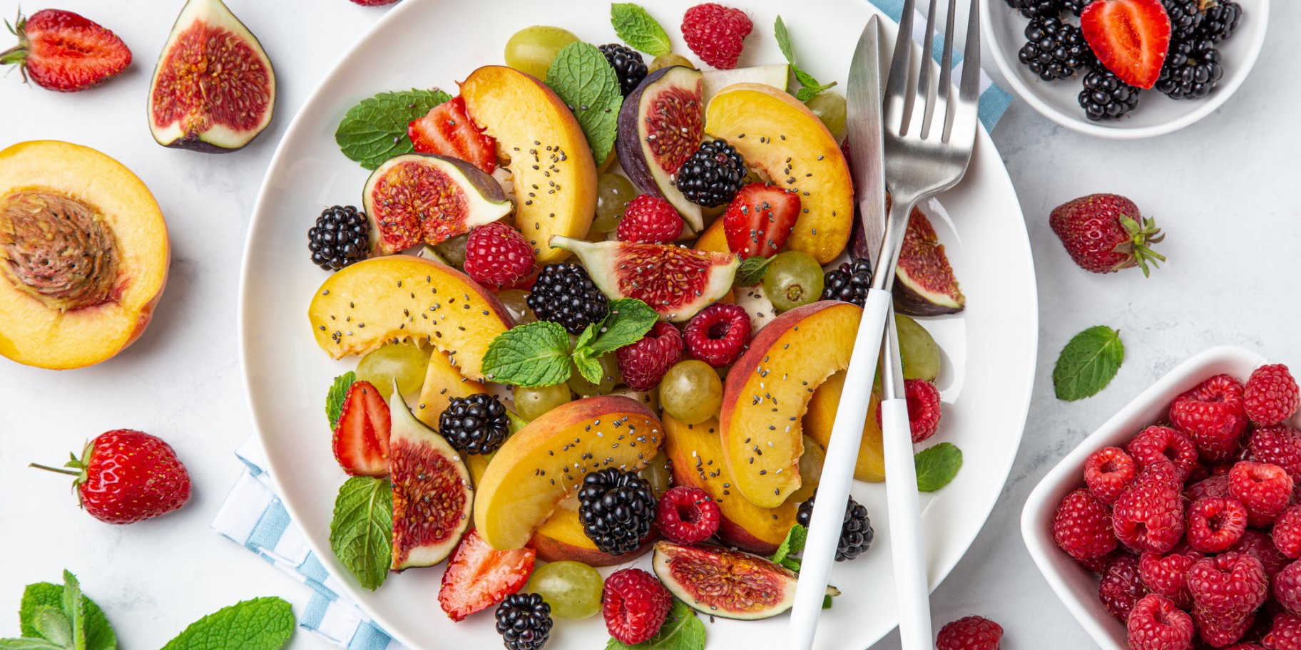 Салат з персиками, ягодами та медом