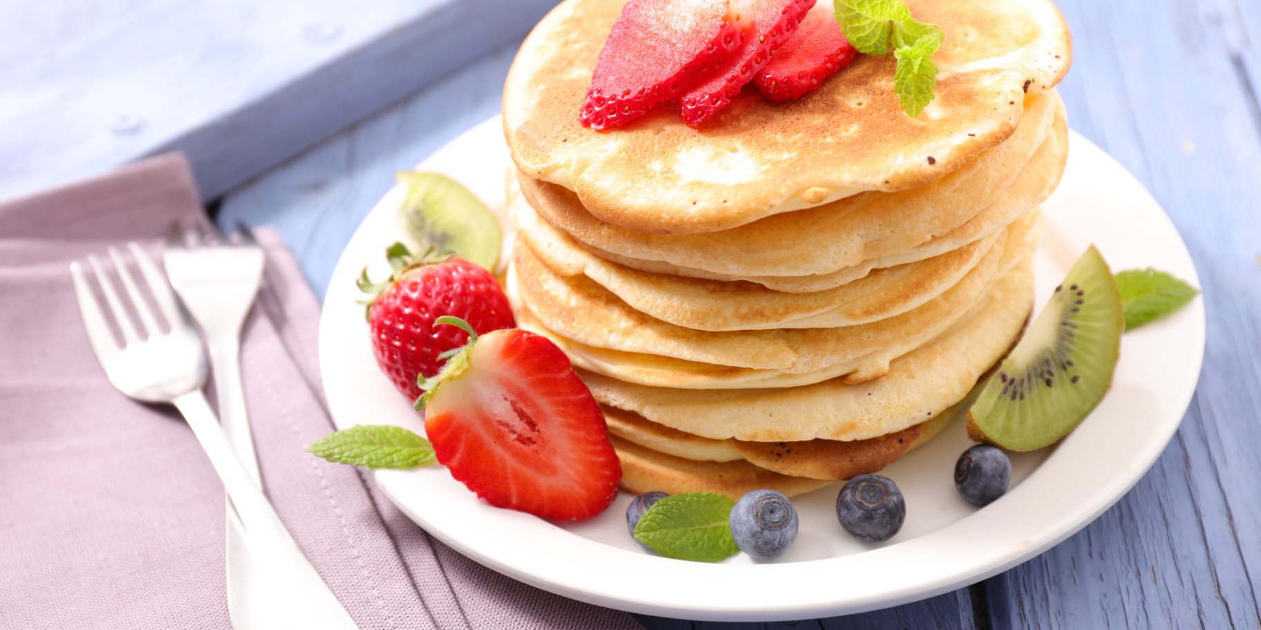 бананові оладки з полуницею