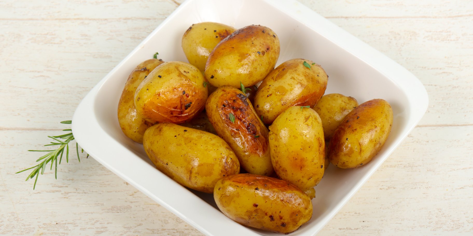 Молодой картофель в глазури из соевого соуса.