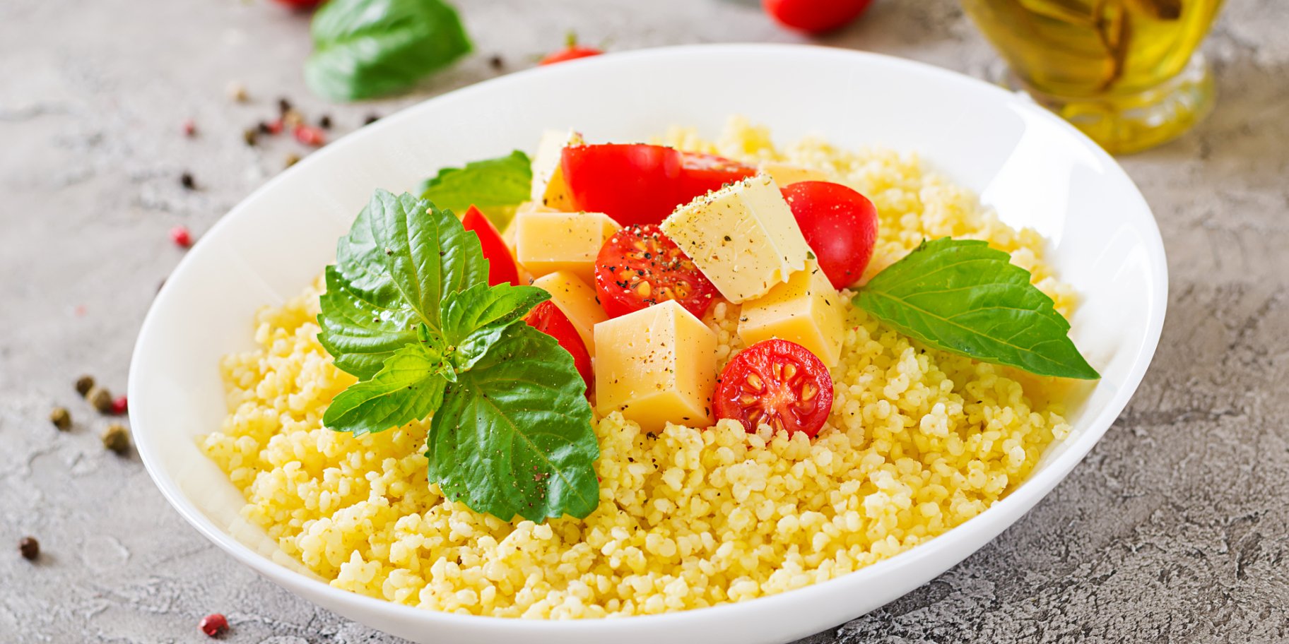 Пшоняна каша з козячим сиром і томатами