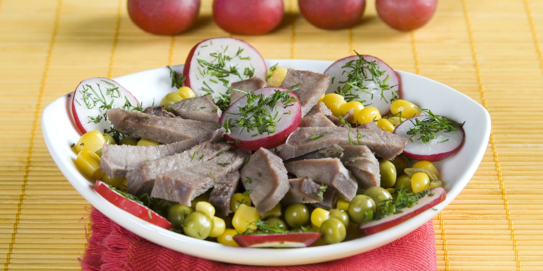 Салат з язиком і редискою