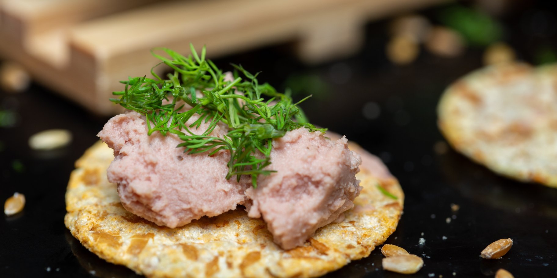 Паштет на крекері