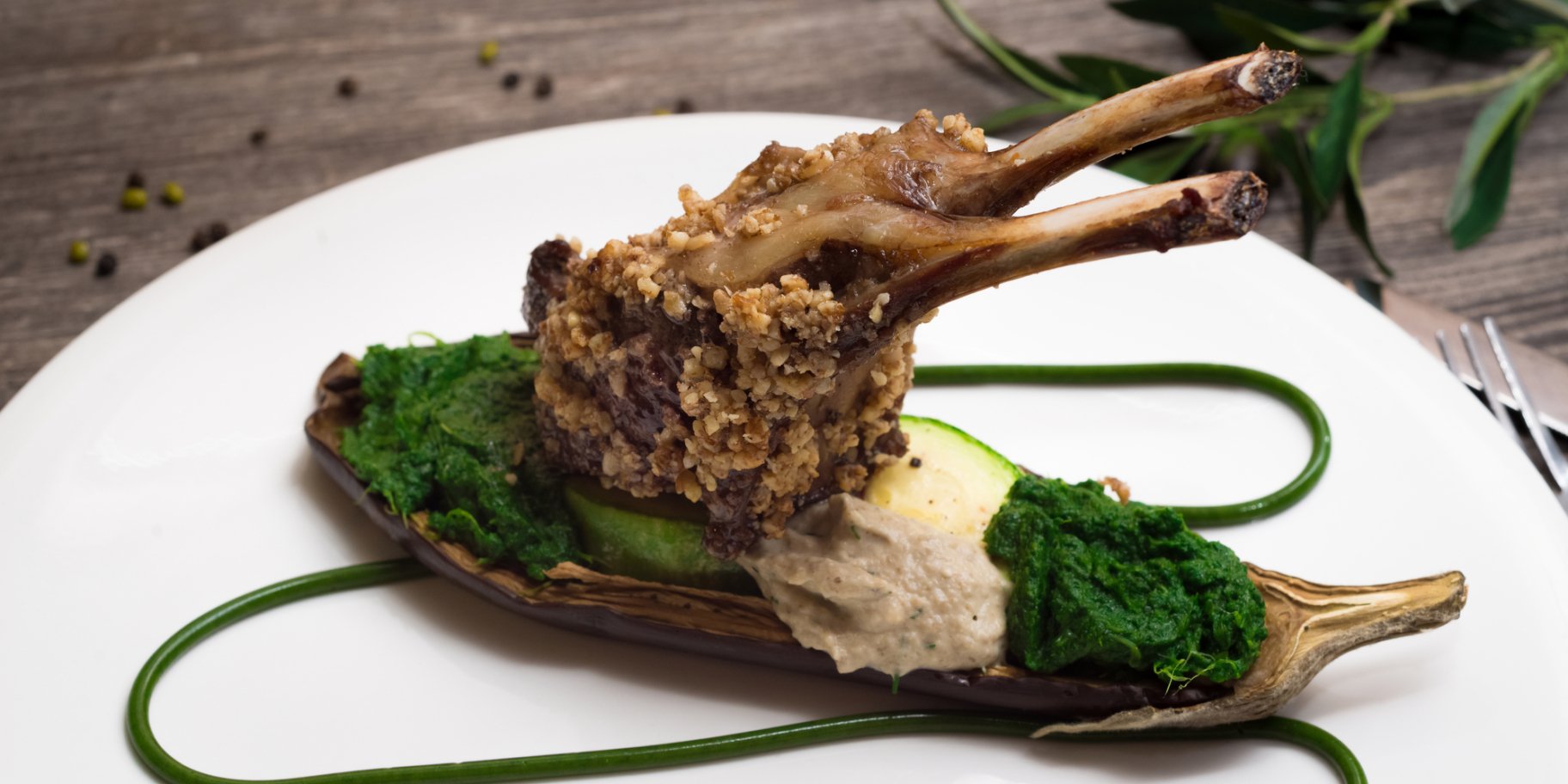 Запеченная баранья корейка в ореховой корочке