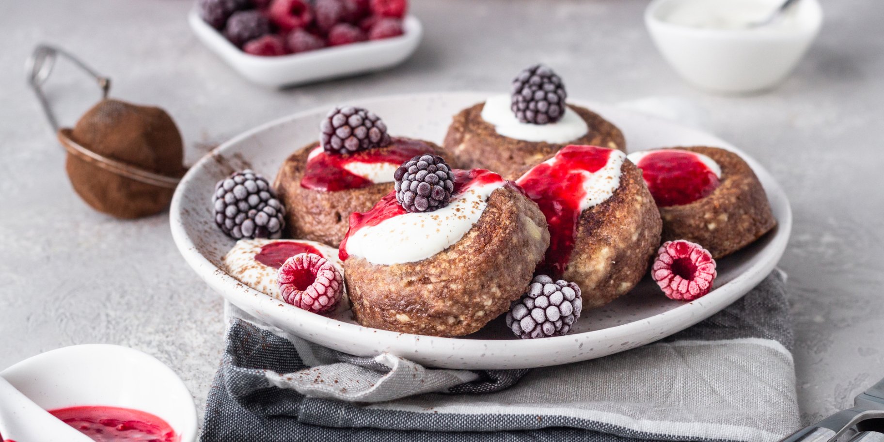 Сирники з какао та ягодами