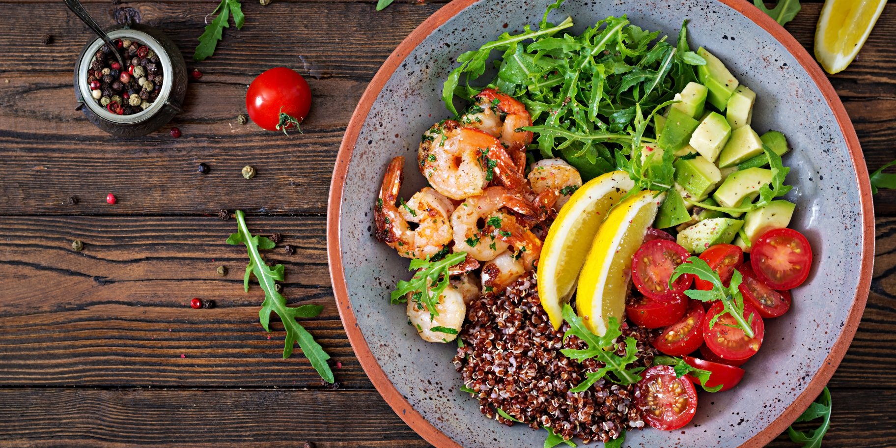 Боул з кіноа, креветками та овочами