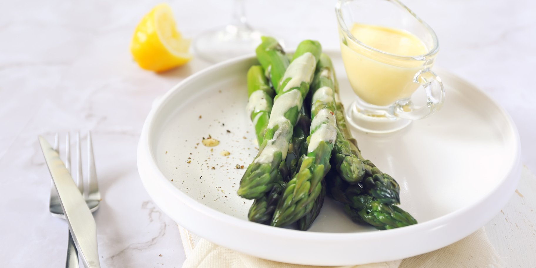 Спаржа під соусом