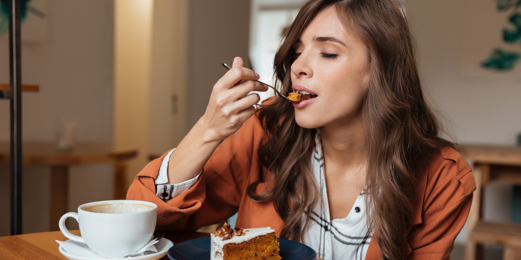 Дівчина їсть солодке