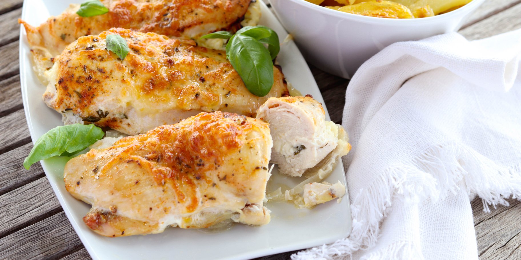 Курячі грудки, фаршировані шинкою і сиром