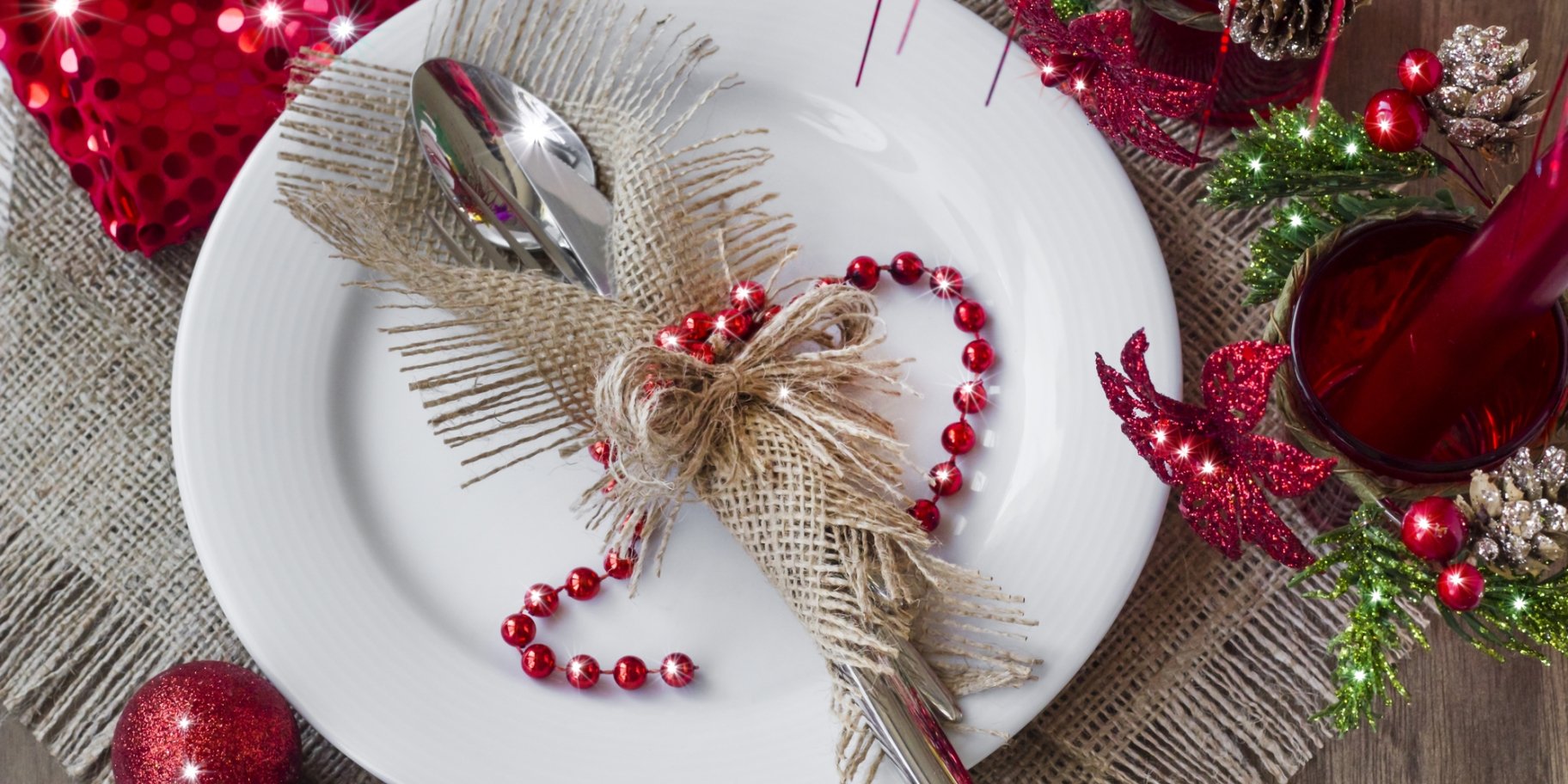 тарілка з різдвяними прикрасами