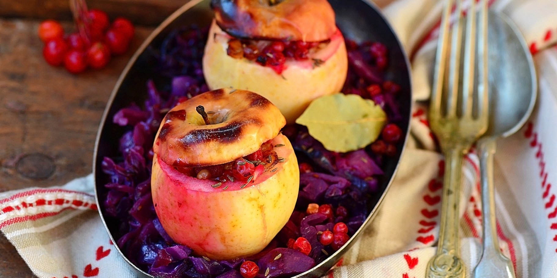 Тушкована капуста з шинкою у яблуках