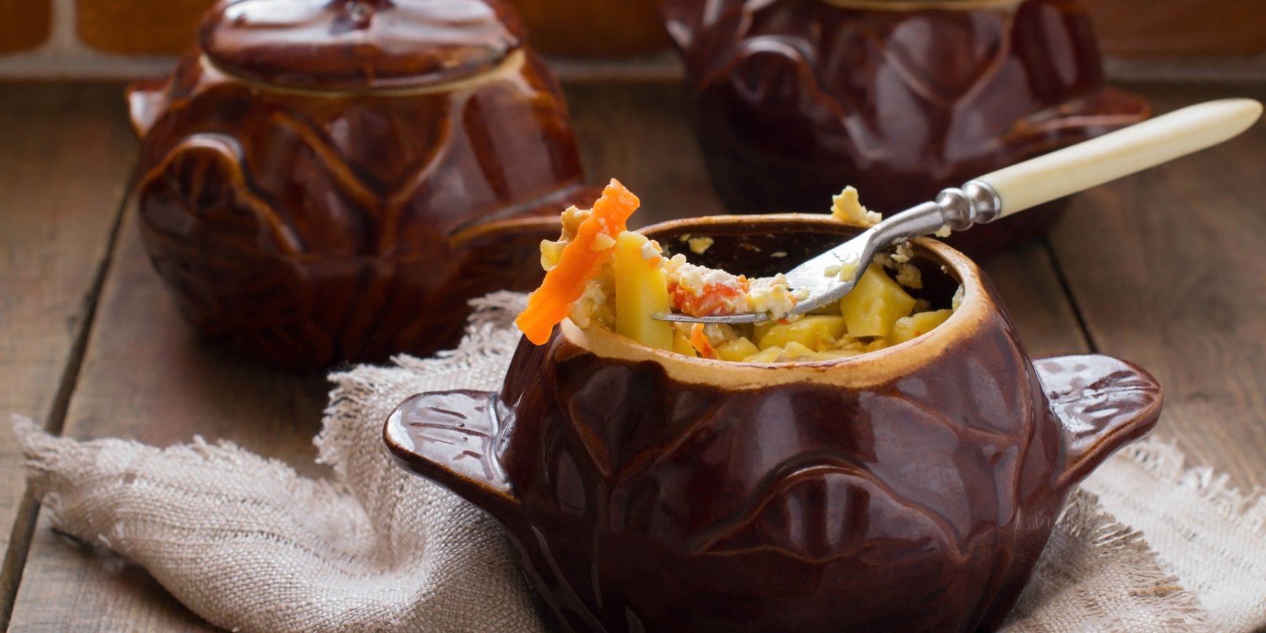 Картопля з мʼясом і овочами в горщиках