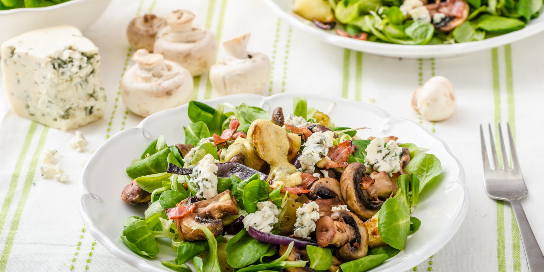 Салат со шпинатом, грибами, беконом и сыром
