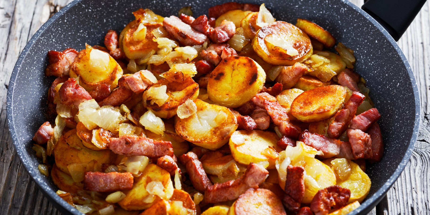 Смажена картопля з ковбасками