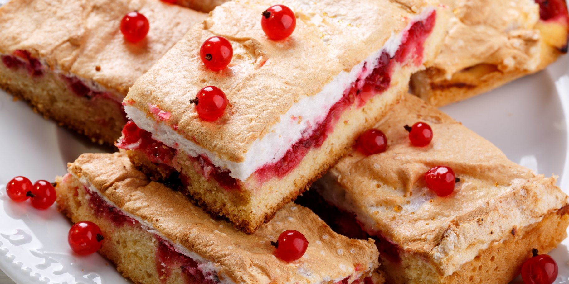 Пирожные с красной смородиной