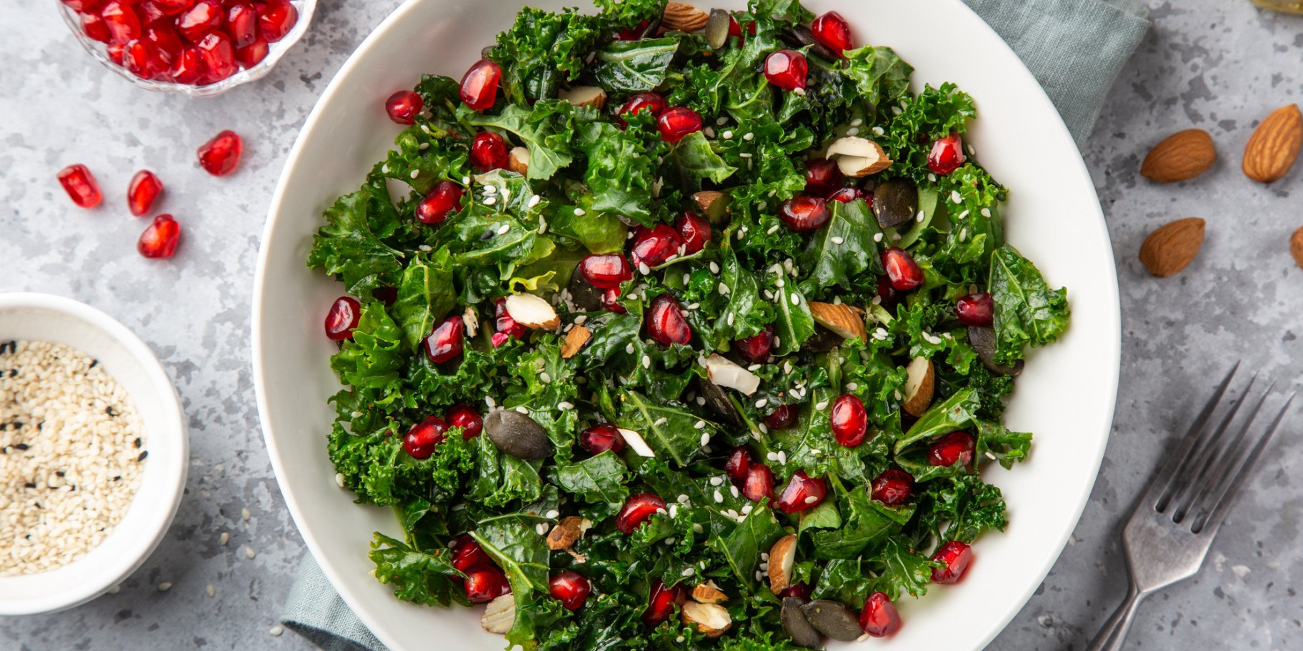 Кейл с гранатом и орехами